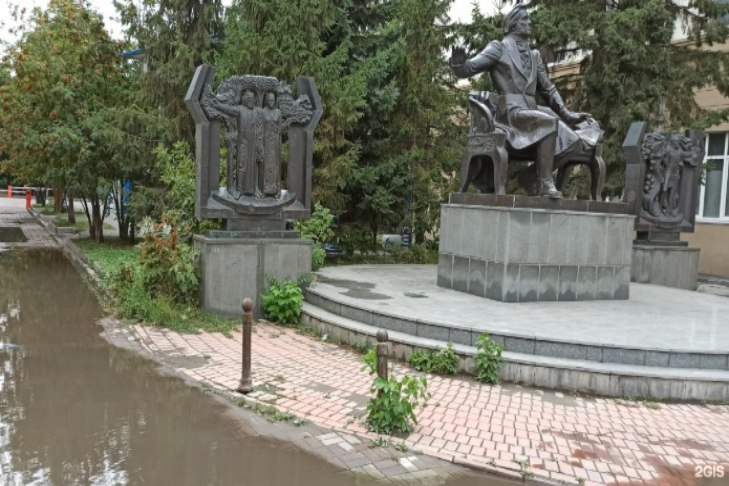Лужу у памятника Глинке осушили в Новосибирске за 24 млн рублей