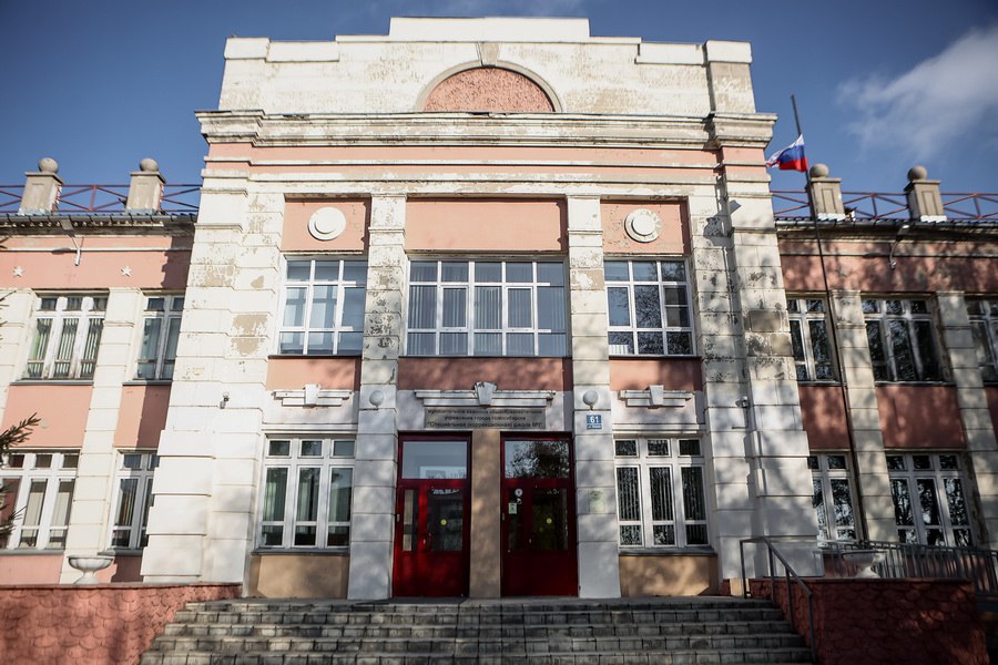 Историческая школа с Городовичком: репортаж из уникального здания на Инской