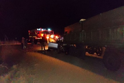 Водитель иномарки погиб, влетев в трактор с полуприцепом в Новосибирской области