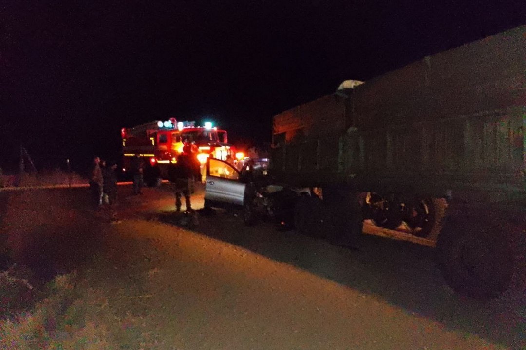 Водитель иномарки погиб, влетев в трактор с полуприцепом в Новосибирской области