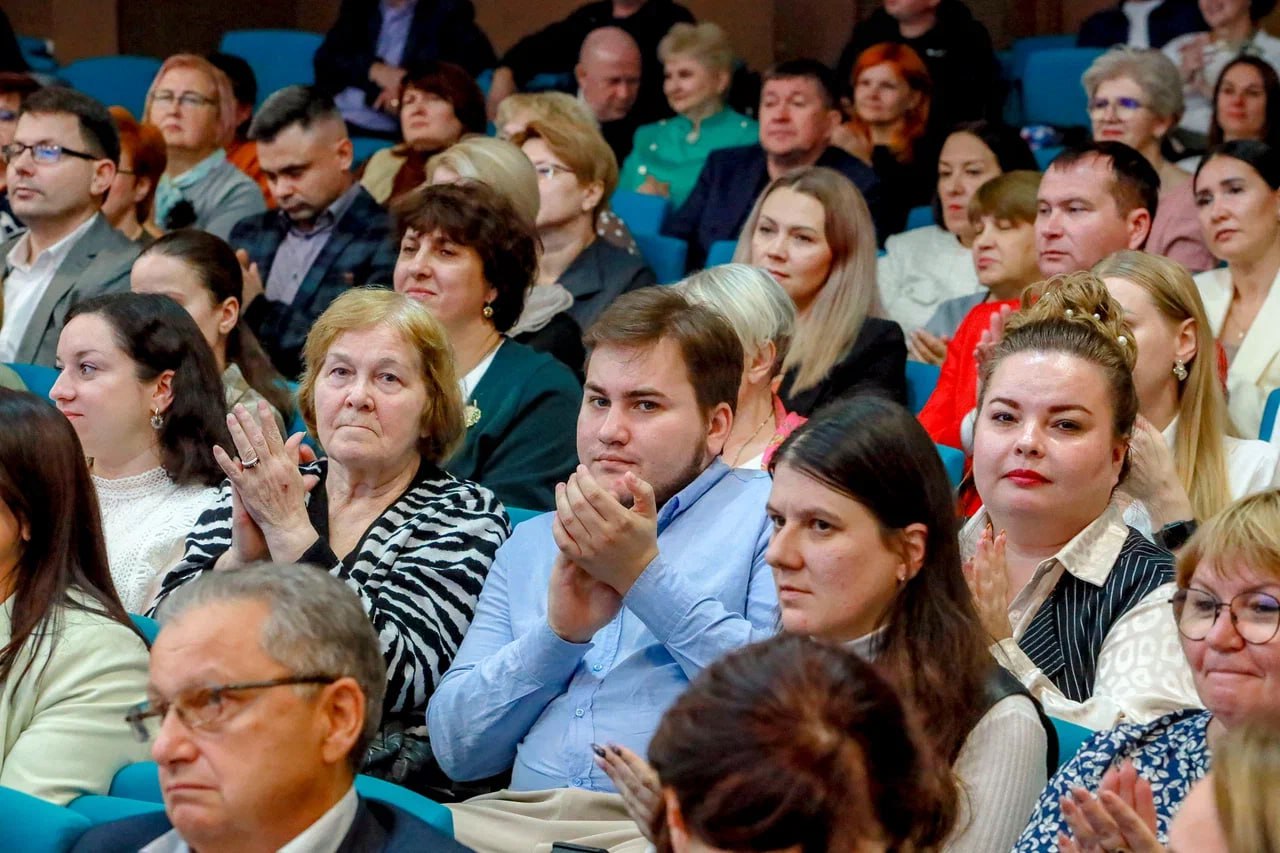 128 педагогов Новосибирска получили ведомственные награды