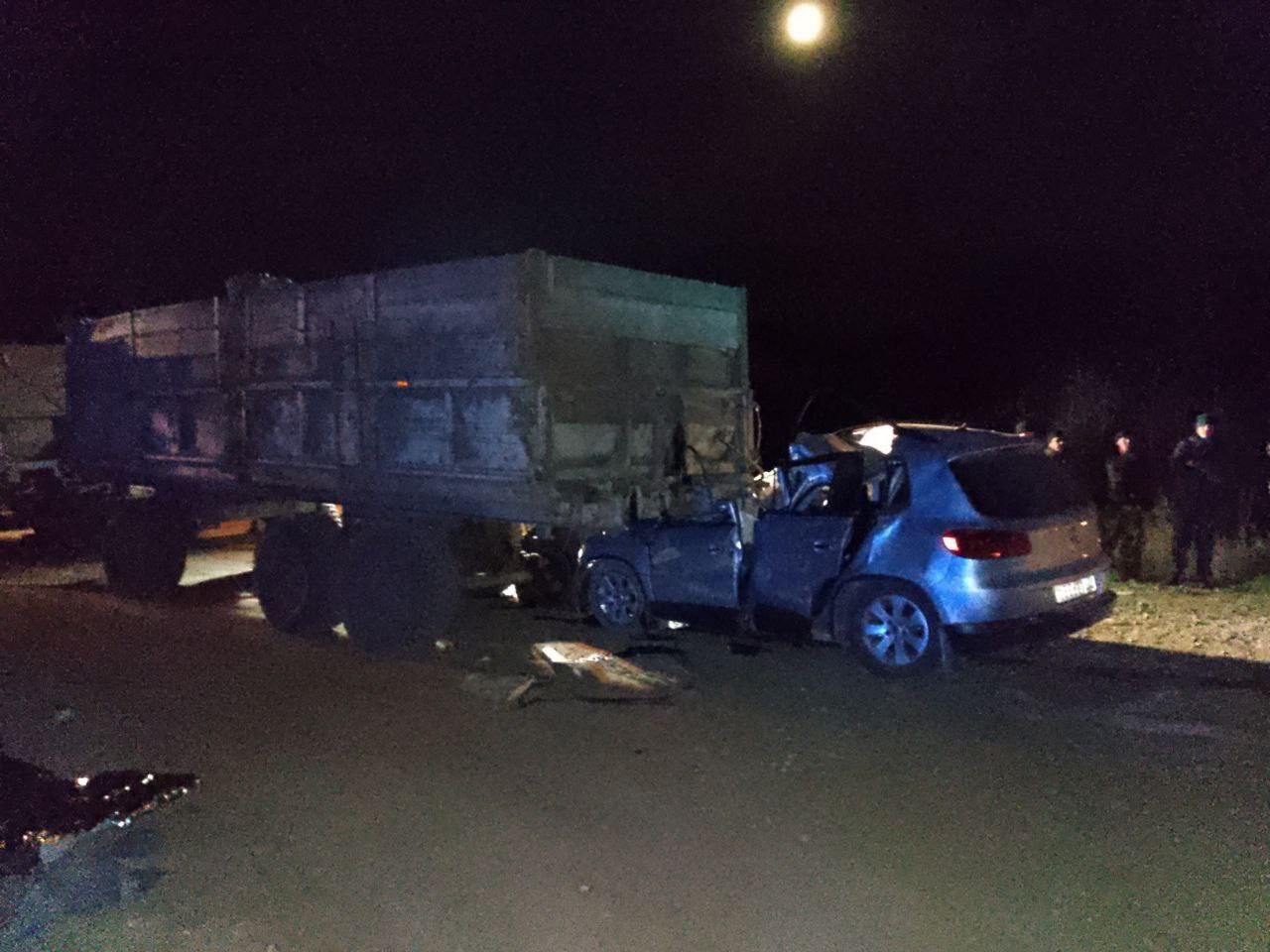 Легковой автомобиль столкнулся с трактором с прицепом на трассе К-17Р в Краснозерском районе Новосибирской области