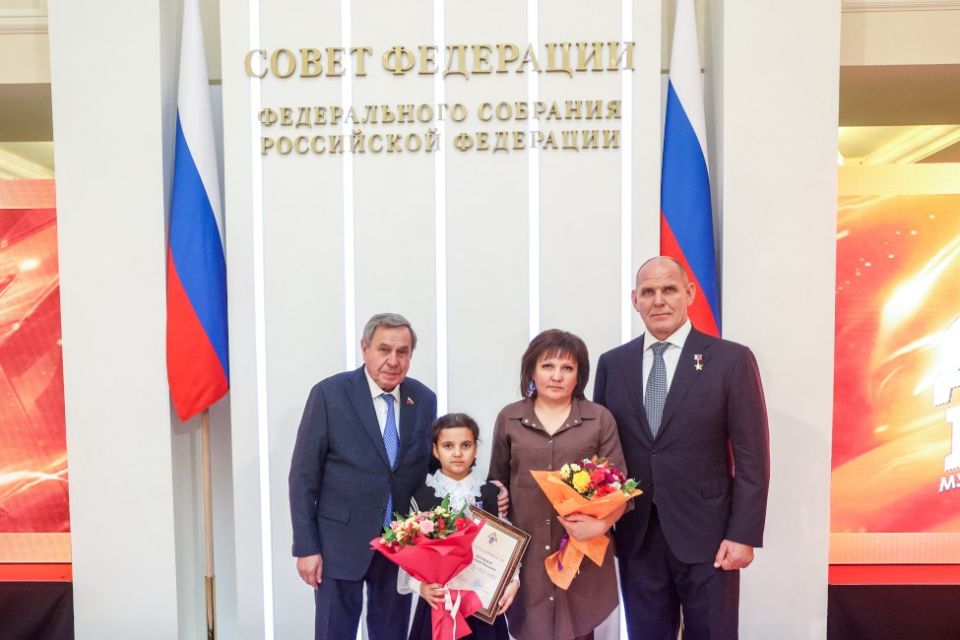 Законодательное Собрание Новосибирской области поздравляет школьницу из нашего региона Маргариту Мучаеву, награжденную в Москве за свой смелый и самоотверженный поступок