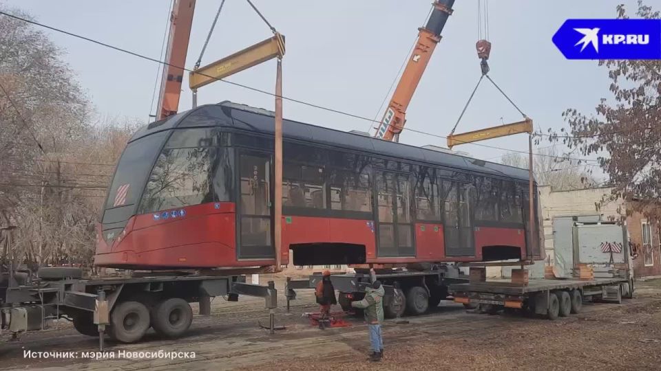В Новосибирск привезли новый трамвай из Беларуси