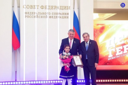 Спасла своих братьев. Второклассница из Новосибирской области получила награду за спасение братьев из пожара