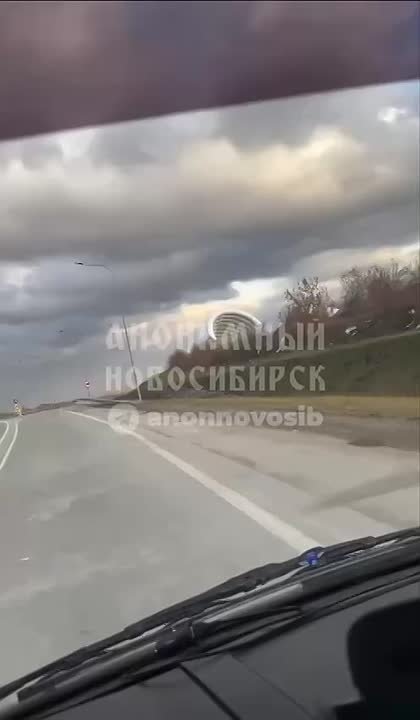 Ты не проедешь! Надувной шатер перекрыл проезд водителю «газели» в Новосибирске