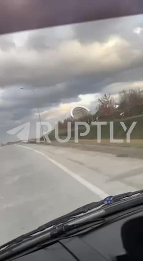 Конец маршрута: в Новосибирске гигантский шатер сдуло ветром — приземлился прямо на проезжую часть