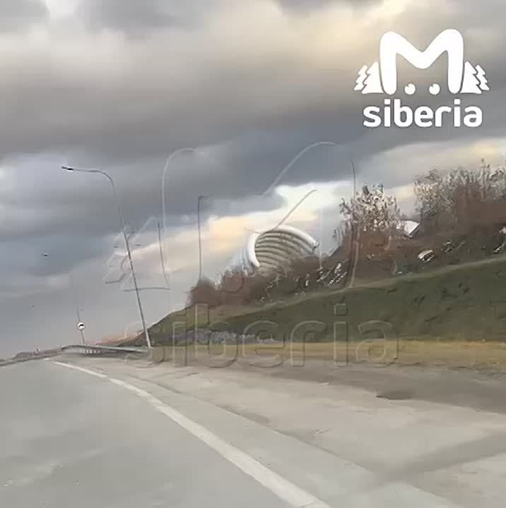 Надувной шатёр снесло ветром прямо на дорогу в Новосибирске