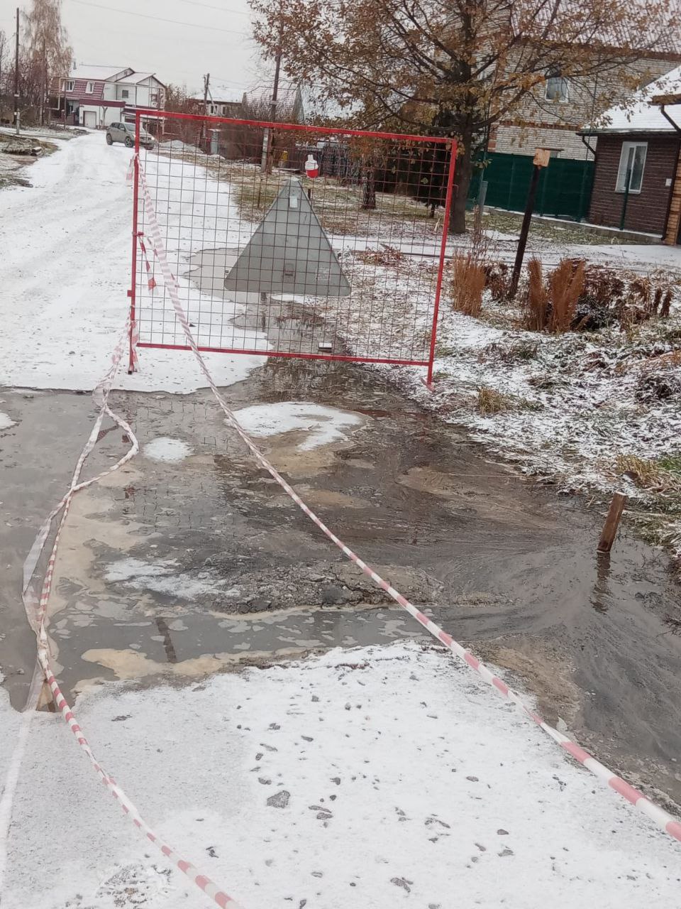 Три дня течет река по Первомайке в Новосибирске