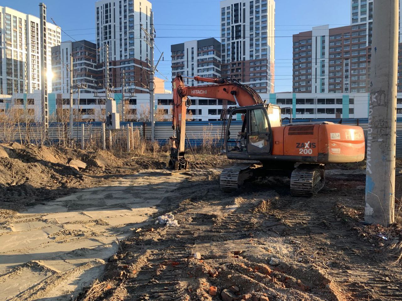 Строительство пешеходного перехода между Дзержинским и Калининским районами ведётся по графику Строительство пешеходного перехода между Дзержинским и Калининским районами ведётся по графику