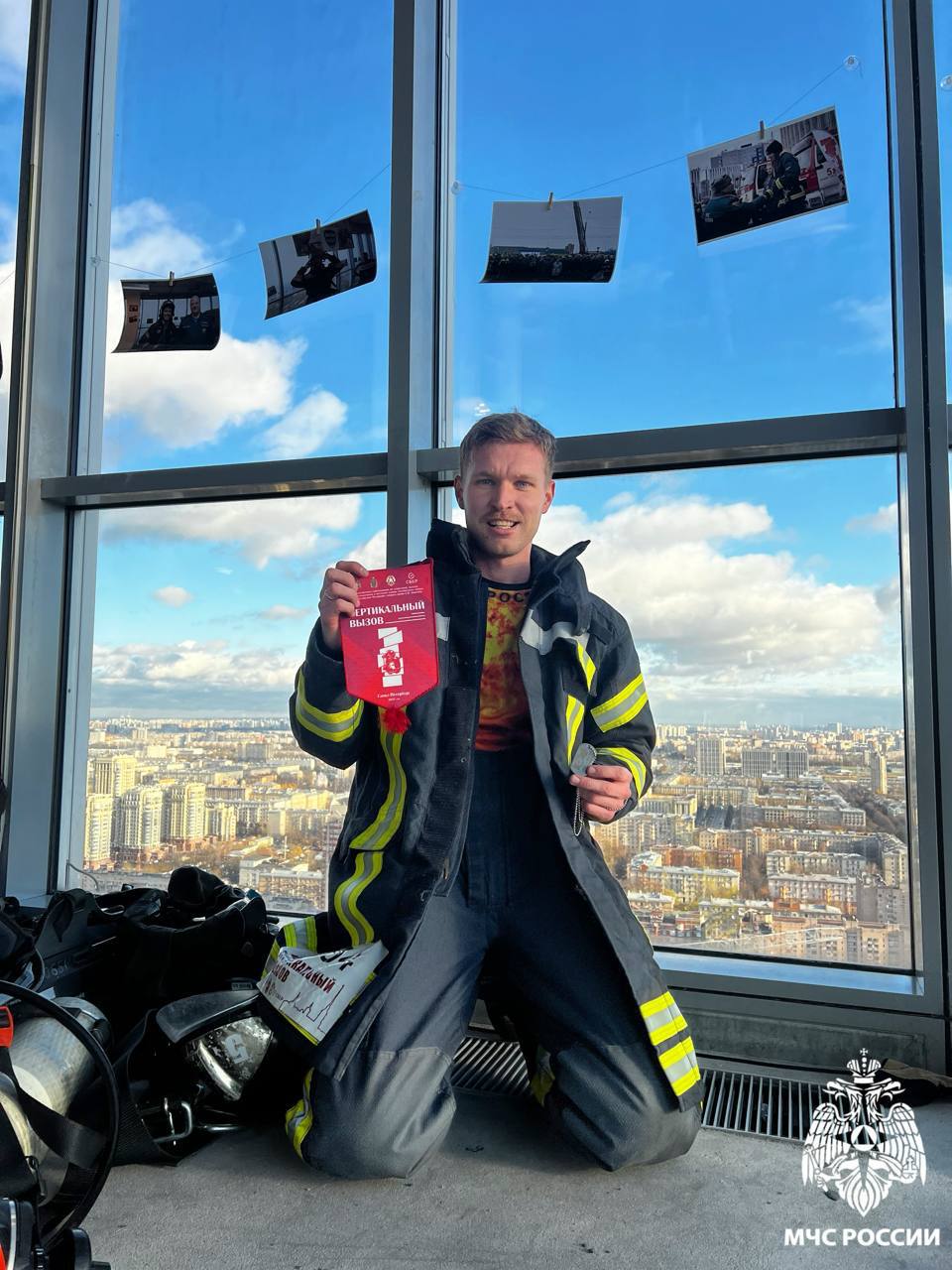 Трое пожарных из Новосибирской области преодолели 38 этажей за несколько минут Трое пожарных из Новосибирской области преодолели 38 этажей за несколько минут