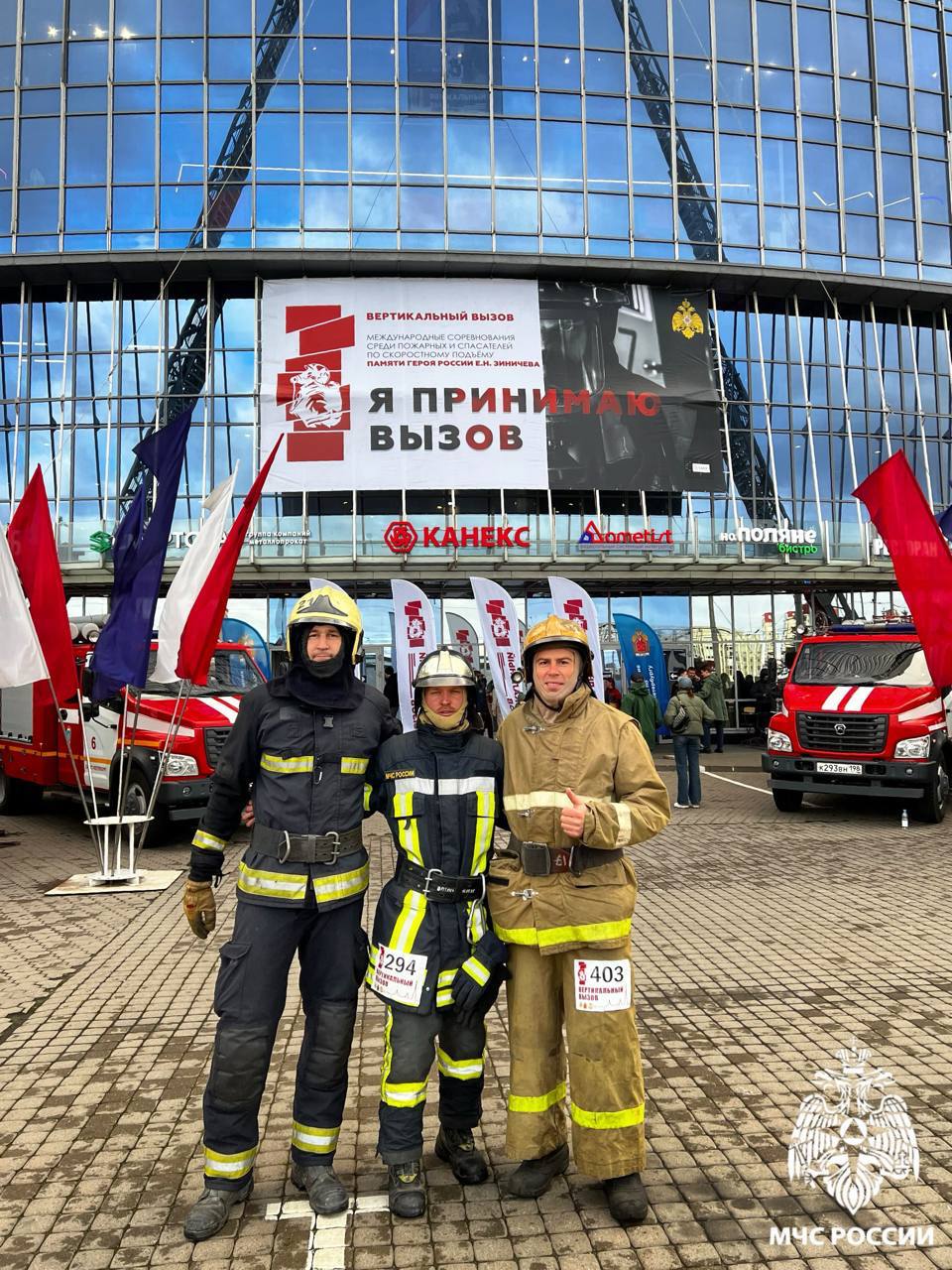 Трое пожарных из Новосибирской области преодолели 38 этажей за несколько минут