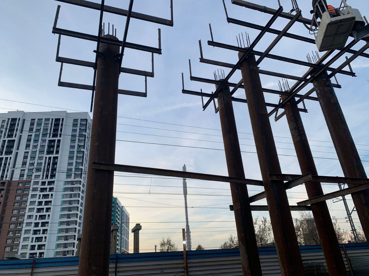 Строительство пешеходного перехода между Дзержинским и Калининским районами ведётся по графику