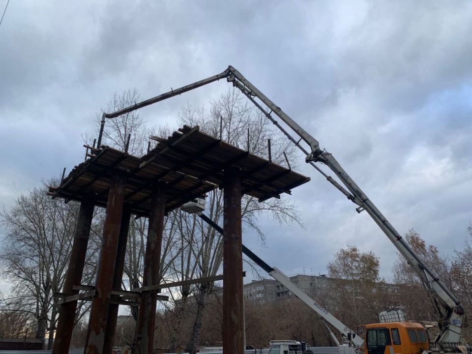 Строительство пешеходного перехода между Дзержинским и Калининским районами ведётся по графику Строительство пешеходного перехода между Дзержинским и Калининским районами ведётся по графику