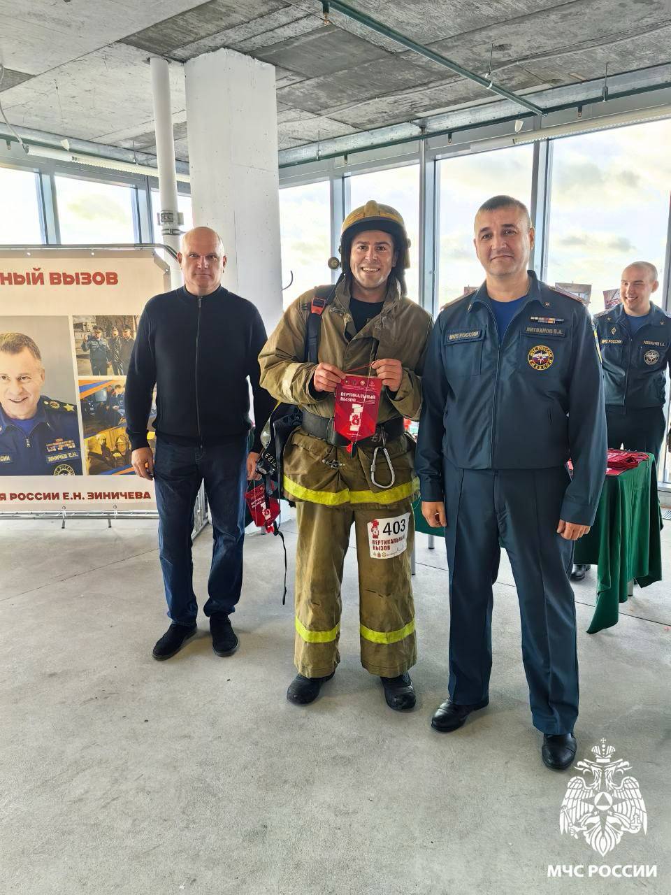 Трое пожарных из Новосибирской области преодолели 38 этажей за несколько минут Трое пожарных из Новосибирской области преодолели 38 этажей за несколько минут