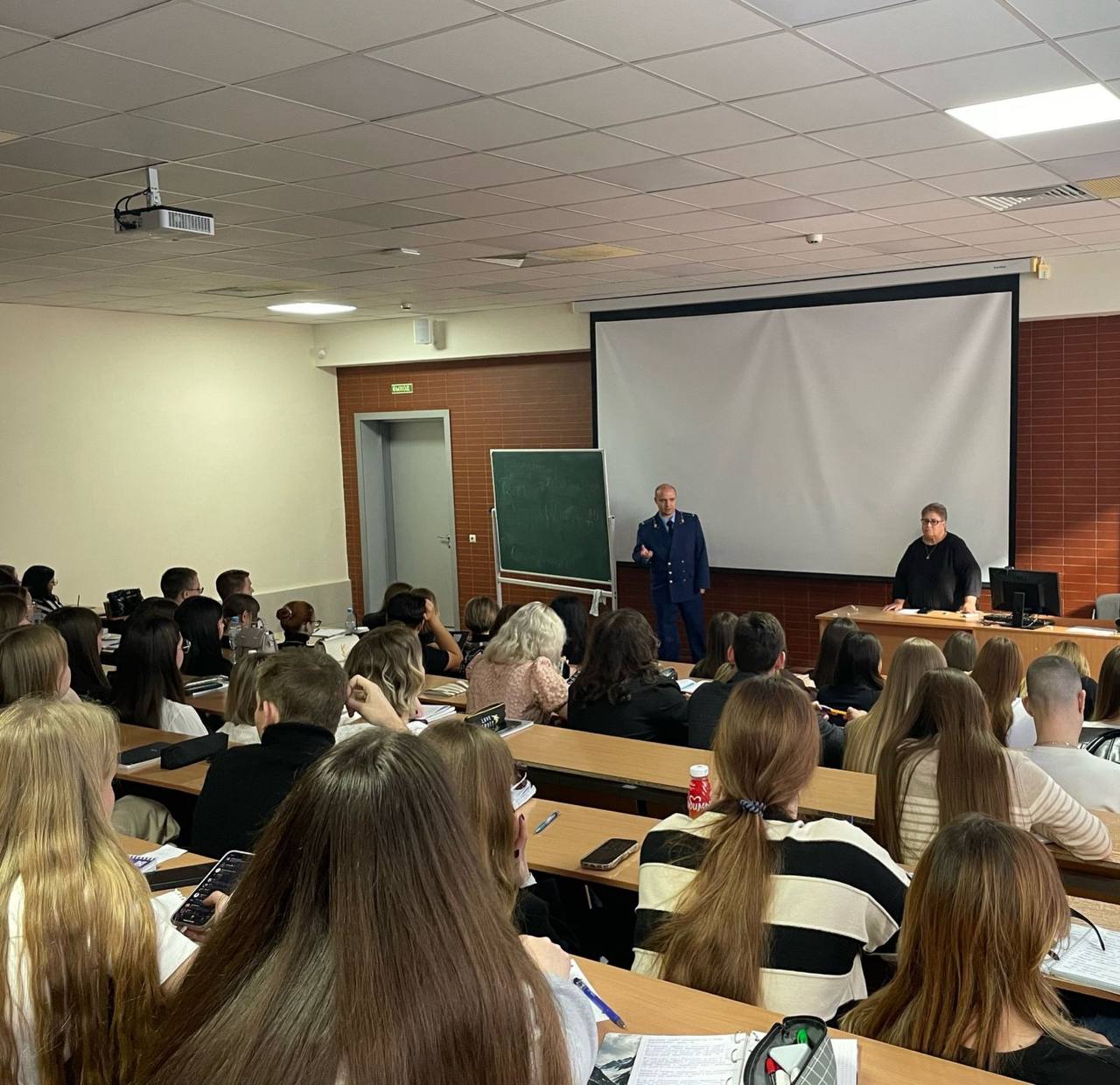 Заместитель прокурора города Новосибирска Дмитрий Курашов провел лекцию для студентов второго курса Новосибирского государственного университета экономики и управления