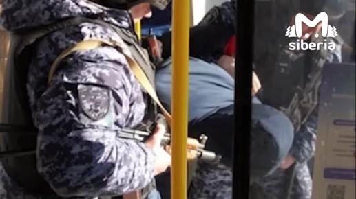 Пассажир телефоном разбил стекло в новосибирском трамвае