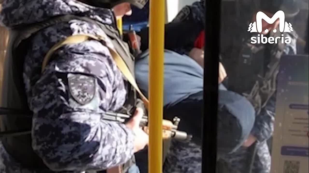 Пассажир телефоном разбил стекло в новосибирском трамвае