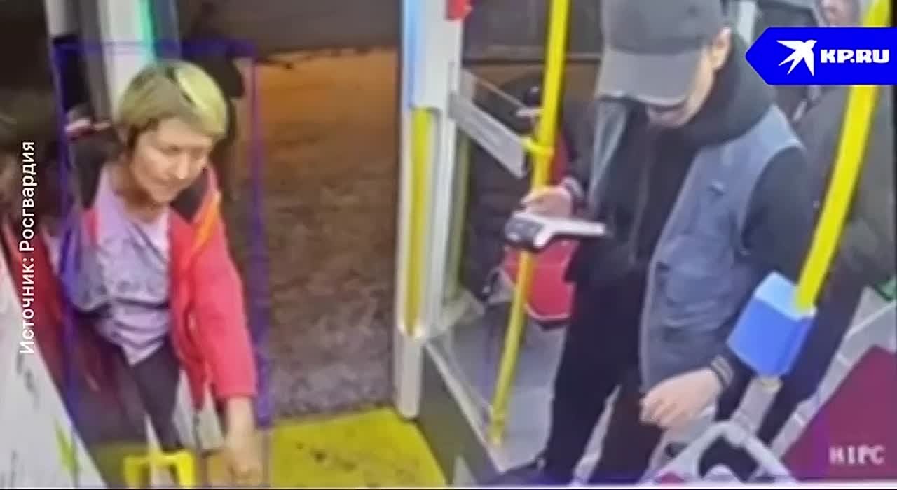 Неадекватный пассажир разбил стекло водителя трамвая в Новосибирске