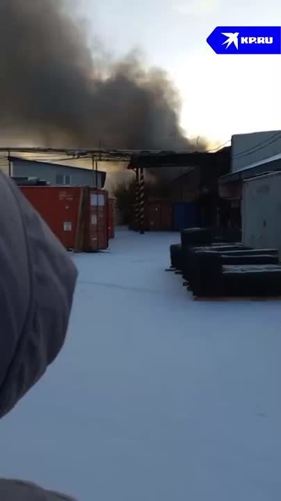 Судя по кадрам от очевидцев, в здании на Линейной в Бердске во время пожара трещала проводка