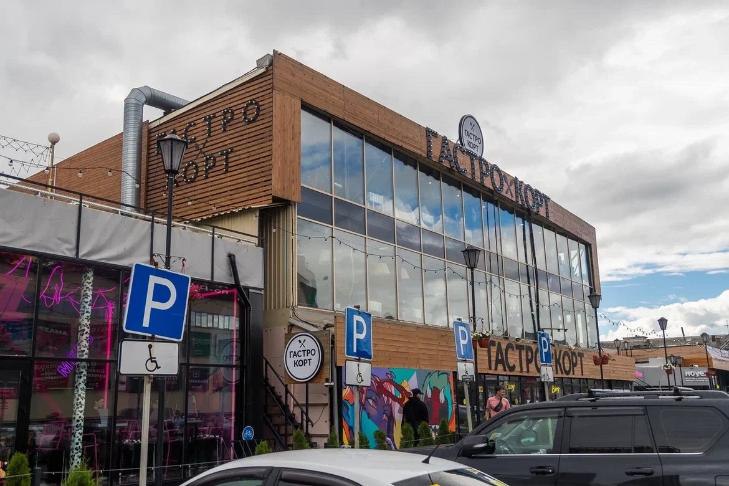 Полиция Новосибирска проверила мигрантов на Гастрокорте Центрального рынка