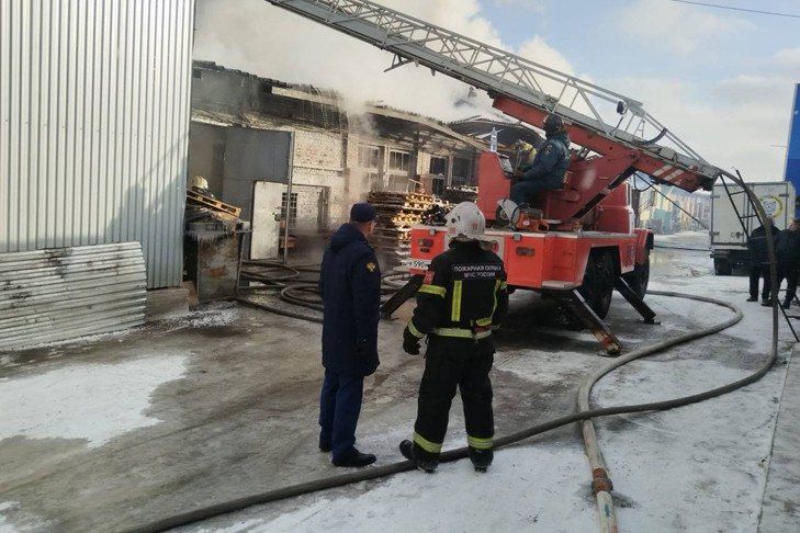 Завод по производству туалетной бумаги горит в Бердске