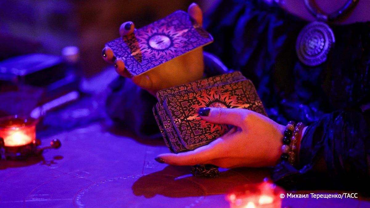 Ведьма-целительница из Новосибирской области обманом пыталась получить свыше 1,2 млн рублей от мужчины, пообещав защитить его от проблем с законом