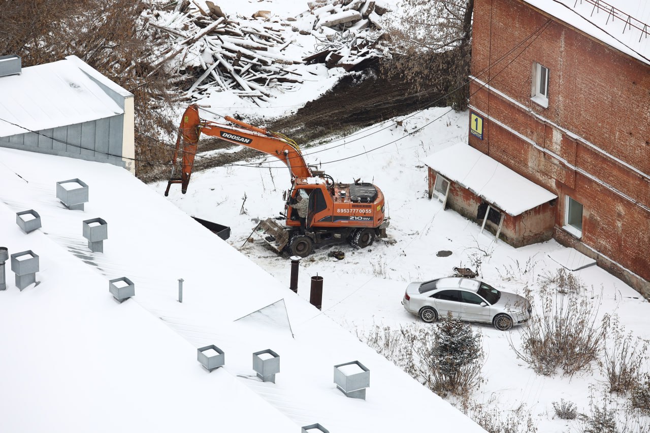 Здание инфекционной больницы начали сносить в Новосибирске Здание инфекционной больницы начали сносить в Новосибирске