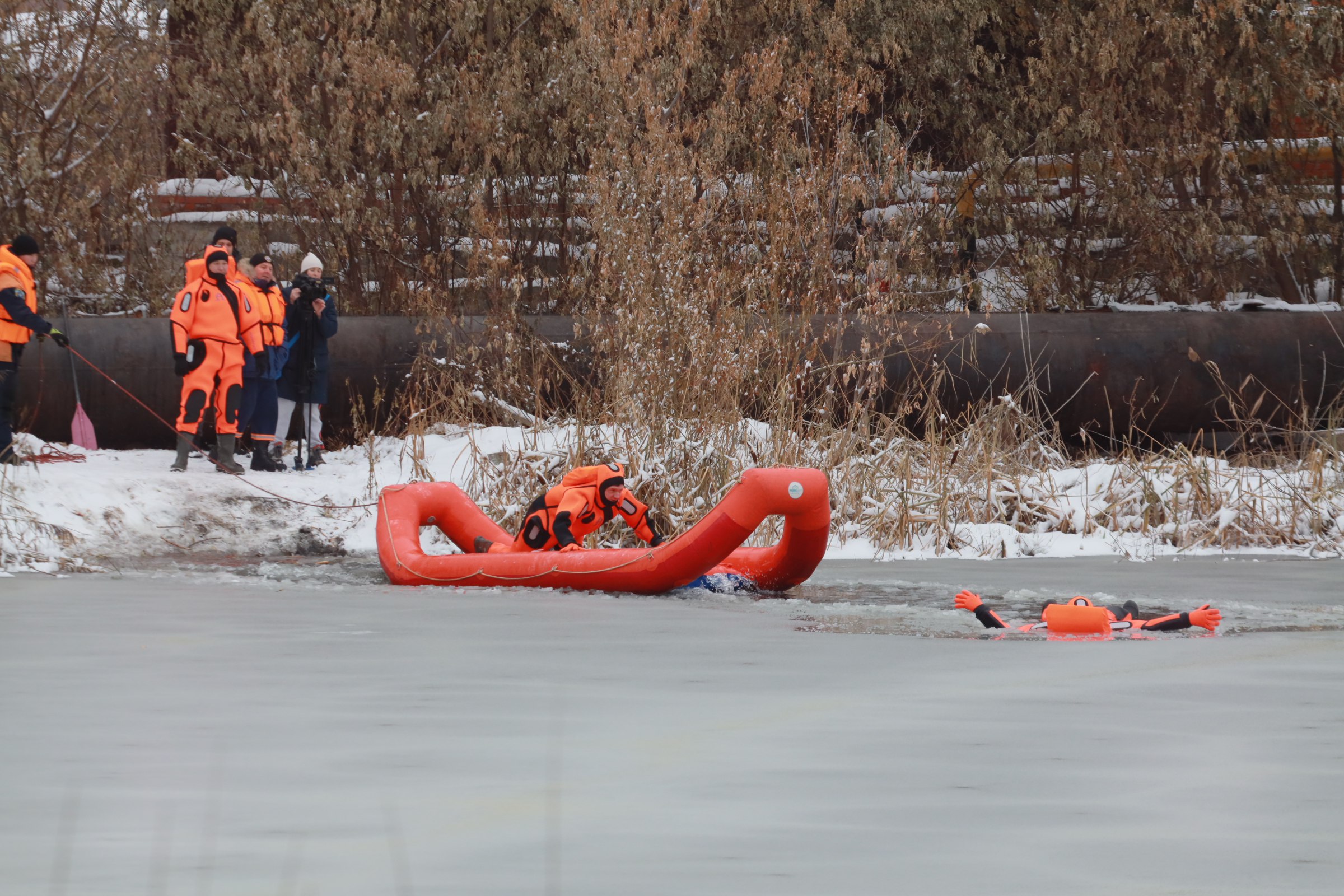 Время идёт на секунды: МАСС отработала навыки спасения людей на воде