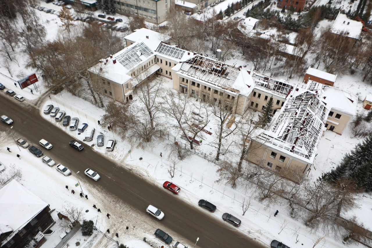 Здание инфекционной больницы начали сносить в Новосибирске Здание инфекционной больницы начали сносить в Новосибирске