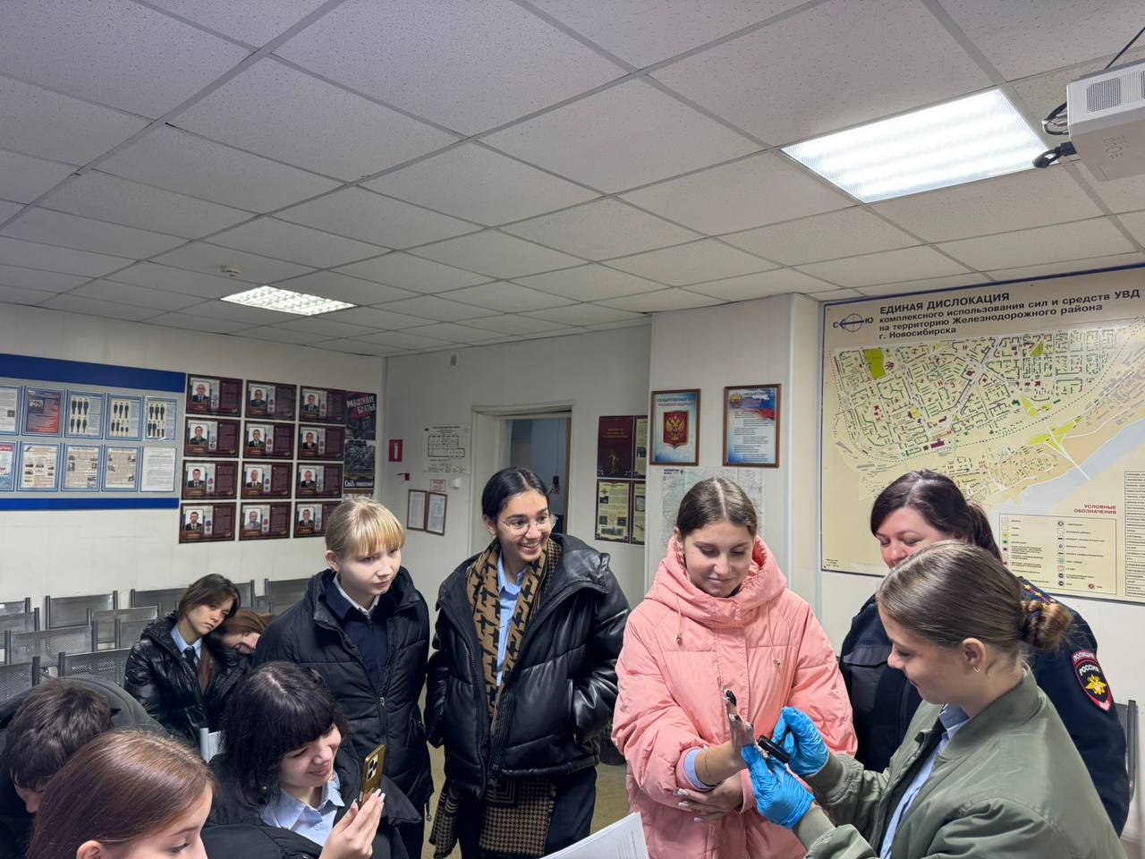 В Новосибирске старшеклассникам провели экскурсию в отделе полиции В Новосибирске старшеклассникам провели экскурсию в отделе полиции
