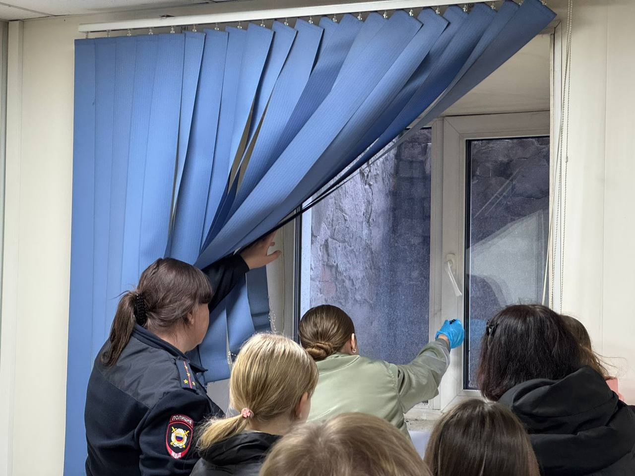 В Новосибирске старшеклассникам провели экскурсию в отделе полиции В Новосибирске старшеклассникам провели экскурсию в отделе полиции