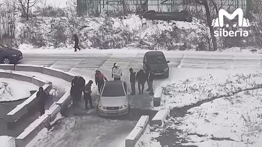 Огромная лужа разрушает дорогу и портит машины на левом берегу в Новосибирске