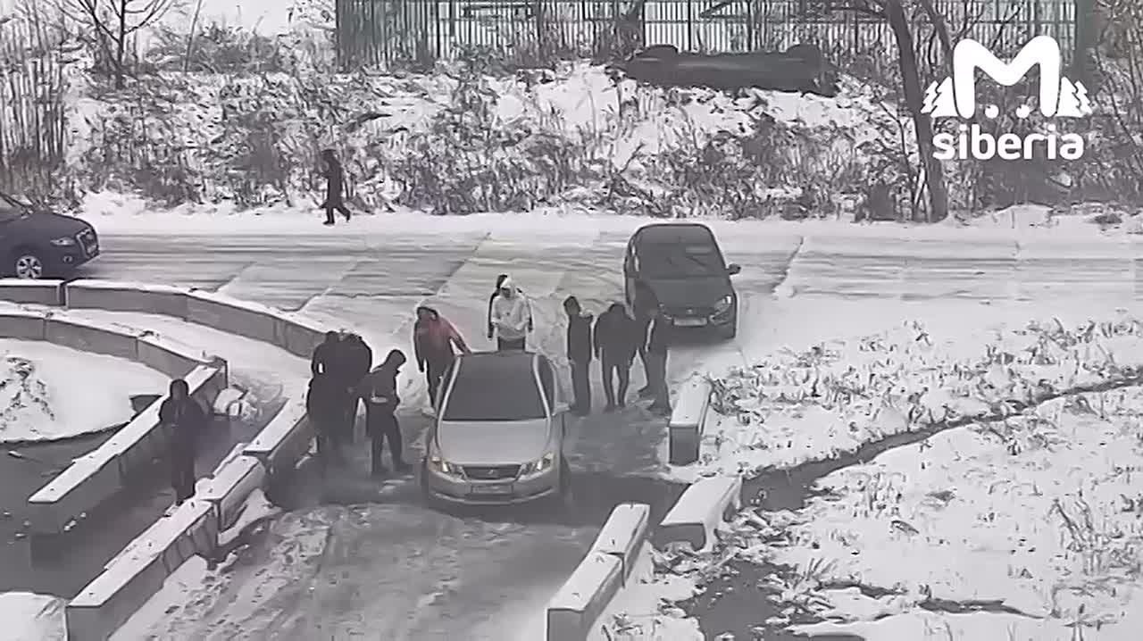 Огромная лужа разрушает дорогу и портит машины на левом берегу в Новосибирске