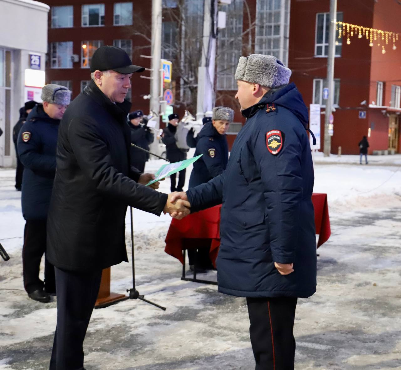 В Новосибирске состоялась торжественная церемония вручения ключей от новых служебных автомобилей подразделениям Главного управления и территориальным отделам полиции Новосибирской области В Новосибирске состоялась торжественная церемония вручения ключей от новых служебных автомобилей подразделениям Главного управления и территориальным отделам полиции Новосибирской области