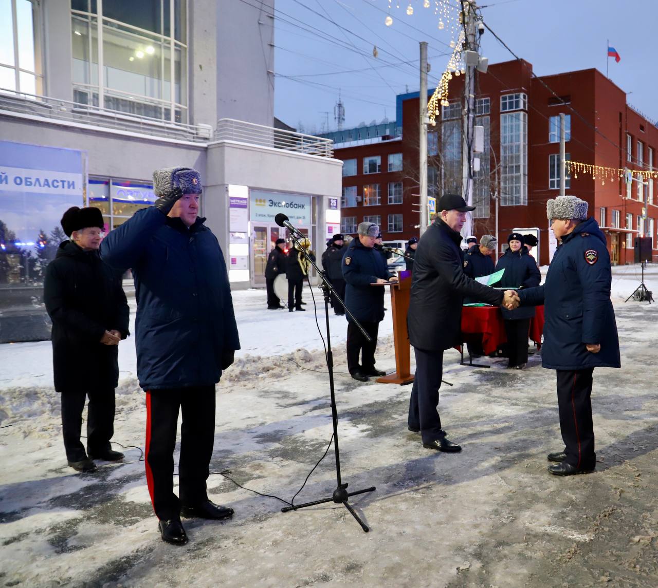 В Новосибирске состоялась торжественная церемония вручения ключей от новых служебных автомобилей подразделениям Главного управления и территориальным отделам полиции Новосибирской области В Новосибирске состоялась торжественная церемония вручения ключей от новых служебных автомобилей подразделениям Главного управления и территориальным отделам полиции Новосибирской области