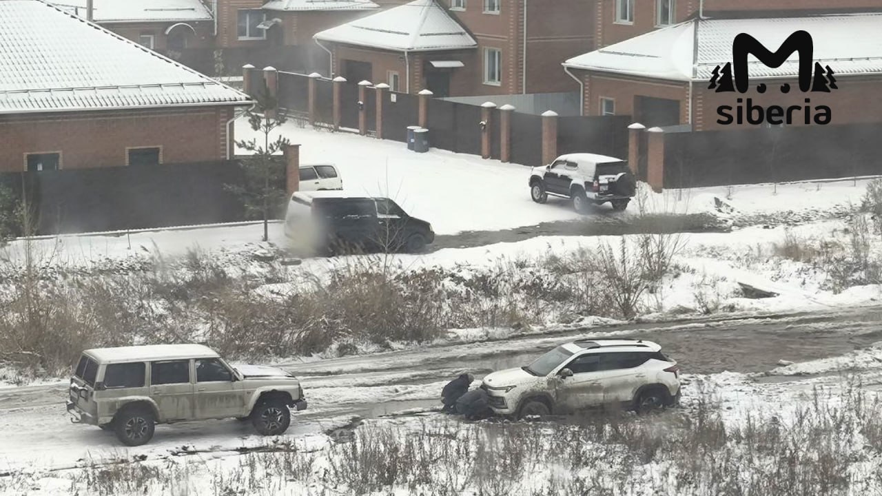 Огромная лужа разрушает дорогу и портит машины на левом берегу в Новосибирске Огромная лужа разрушает дорогу и портит машины на левом берегу в Новосибирске