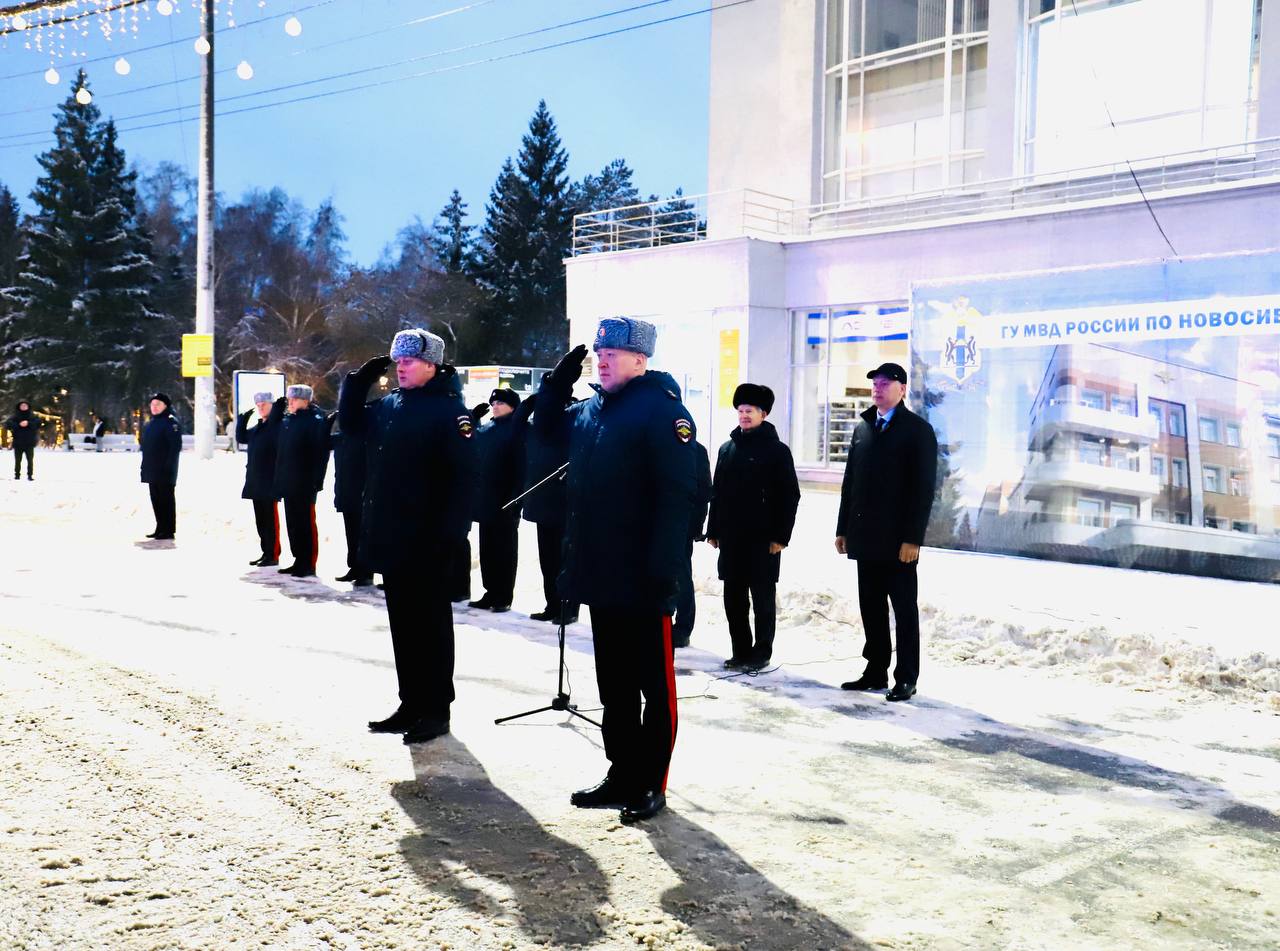 В Новосибирске состоялась торжественная церемония вручения ключей от новых служебных автомобилей подразделениям Главного управления и территориальным отделам полиции Новосибирской области В Новосибирске состоялась торжественная церемония вручения ключей от новых служебных автомобилей подразделениям Главного управления и территориальным отделам полиции Новосибирской области