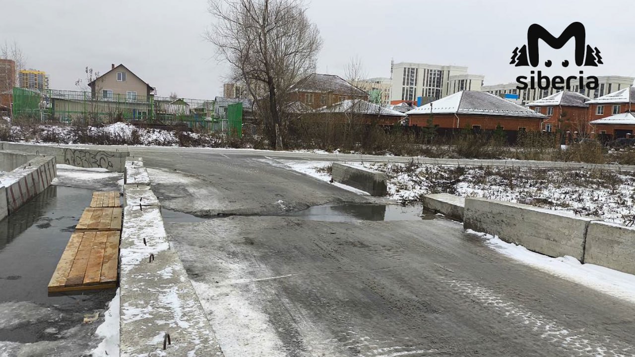 Огромная лужа разрушает дорогу и портит машины на левом берегу в Новосибирске Огромная лужа разрушает дорогу и портит машины на левом берегу в Новосибирске