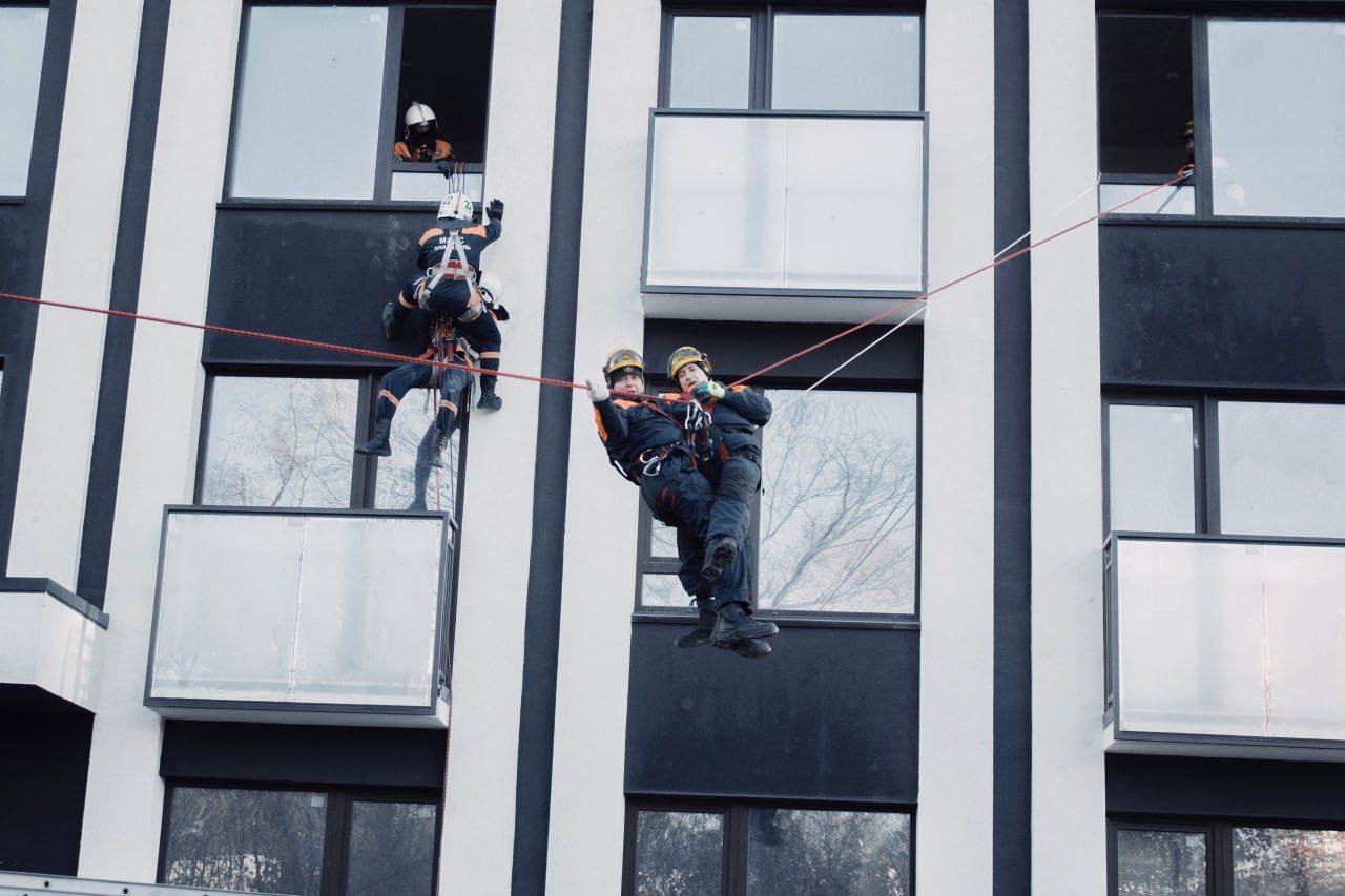 Юные журналисты побывали на пожарно-тактических учениях и пообщались с диспетчерами Юные журналисты побывали на пожарно-тактических учениях и пообщались с диспетчерами