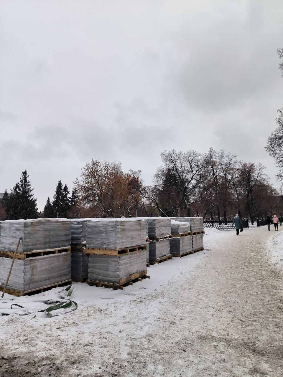 Несмотря на слякоть и непогоду, на улице Орджоникидзе снова кипит работа Несмотря на слякоть и непогоду, на улице Орджоникидзе снова кипит работа