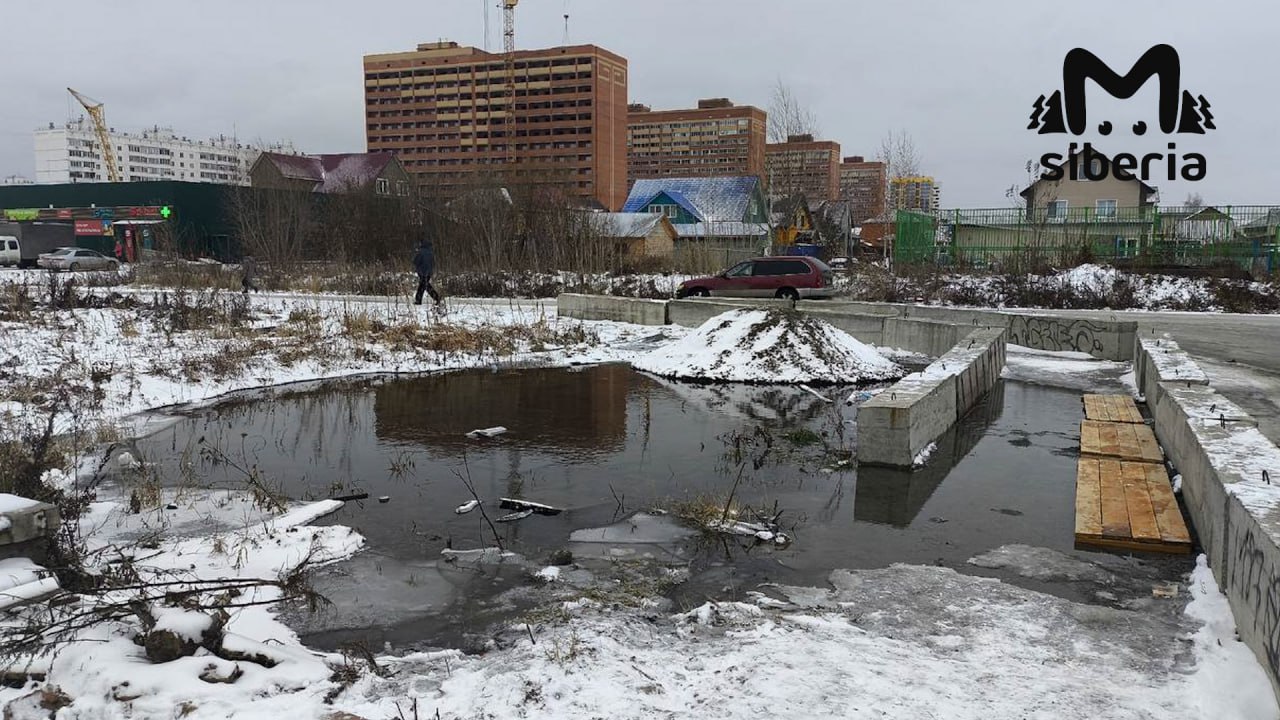 Огромная лужа разрушает дорогу и портит машины на левом берегу в Новосибирске Огромная лужа разрушает дорогу и портит машины на левом берегу в Новосибирске