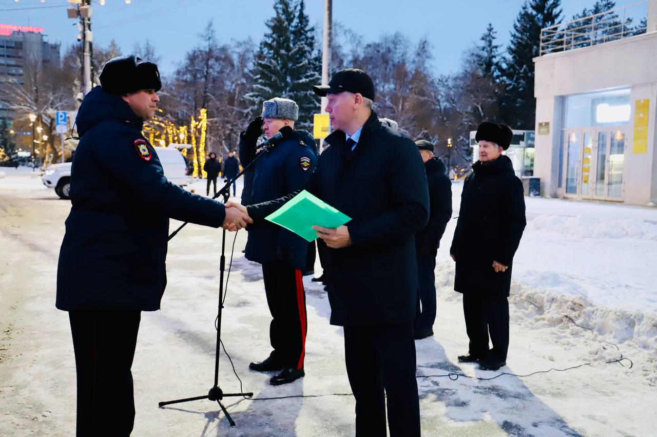 В Новосибирске состоялась торжественная церемония вручения ключей от новых служебных автомобилей подразделениям Главного управления и территориальным отделам полиции Новосибирской области В Новосибирске состоялась торжественная церемония вручения ключей от новых служебных автомобилей подразделениям Главного управления и территориальным отделам полиции Новосибирской области