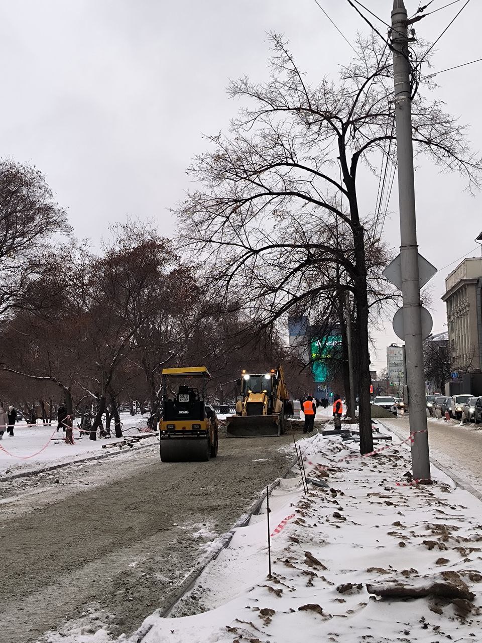 Несмотря на слякоть и непогоду, на улице Орджоникидзе снова кипит работа Несмотря на слякоть и непогоду, на улице Орджоникидзе снова кипит работа