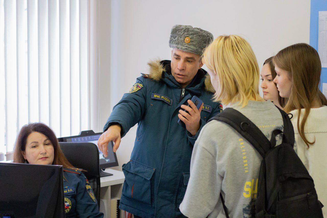 Юные журналисты побывали на пожарно-тактических учениях и пообщались с диспетчерами Юные журналисты побывали на пожарно-тактических учениях и пообщались с диспетчерами