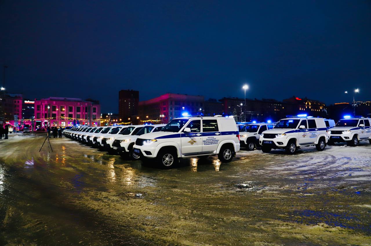 В Новосибирске состоялась торжественная церемония вручения ключей от новых служебных автомобилей подразделениям Главного управления и территориальным отделам полиции Новосибирской области В Новосибирске состоялась торжественная церемония вручения ключей от новых служебных автомобилей подразделениям Главного управления и территориальным отделам полиции Новосибирской области