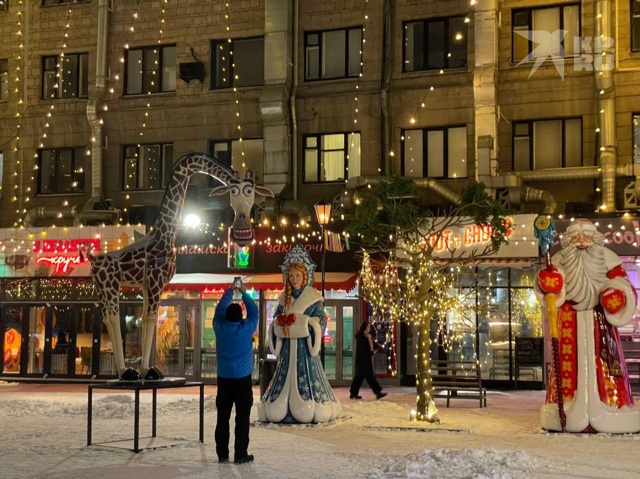 В Новосибирске уже начали украшать улицы к Новому году В Новосибирске уже начали украшать улицы к Новому году