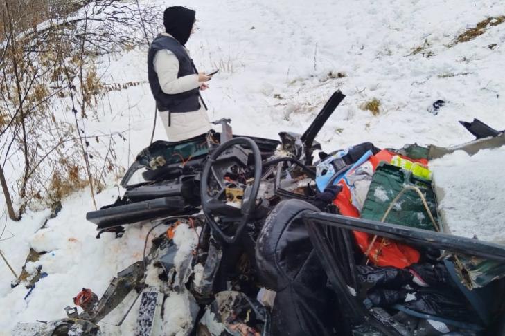 СКР опубликовал фото с места ДТП с шестью погибшими под Новосибирском