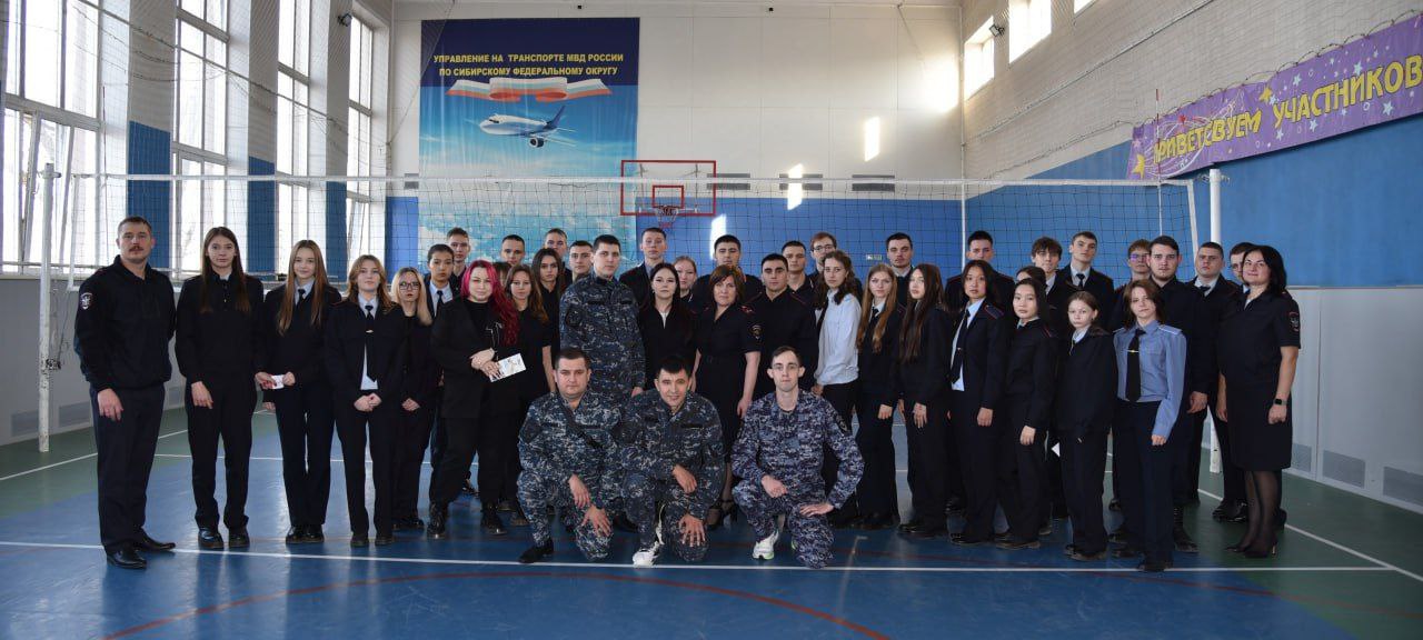 В рамках всероссийской акции #БудьвФорме транспортные полицейские Сибири провели профориентационную встречу со студентами В рамках всероссийской акции #БудьвФорме транспортные полицейские Сибири провели профориентационную встречу со студентами