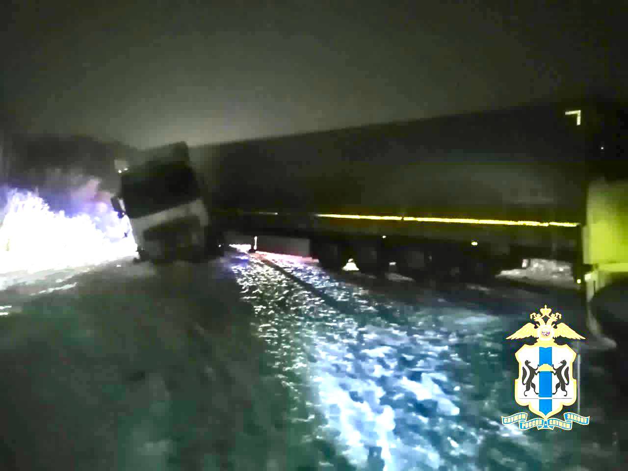 Сотрудники полиции разбираются в причинах ДТП с шестью погибшими в Болотнинском районе Сотрудники полиции разбираются в причинах ДТП с шестью погибшими в Болотнинском районе